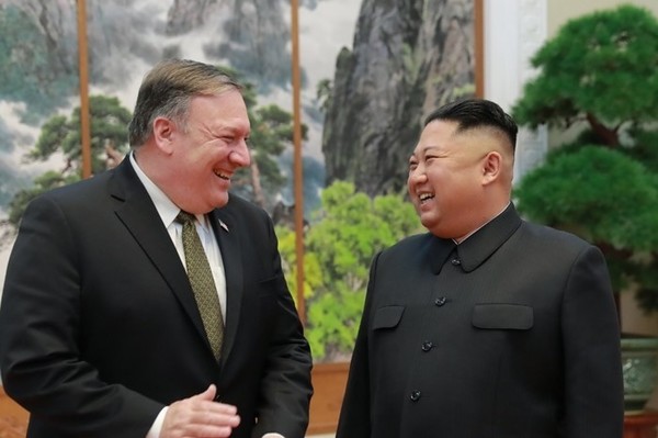 김정은 북한 국무위원장과 마크 폼페이오 미 국무장관이 만나 활짝 웃고 있다. 사진=시사주간 DB
