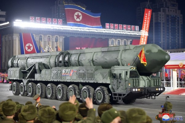 열병식에 나타난 고체연료 탑재 ICBM으로 추정되는 신무기. 사진=트위터