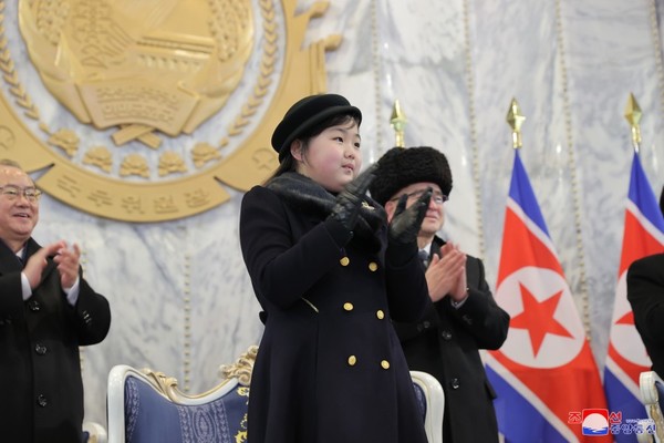 김정은의 딸 주애가 건군절 열병식에서 주석단에 앉아 박수를 치고 있다. 사진=시사주간 DB