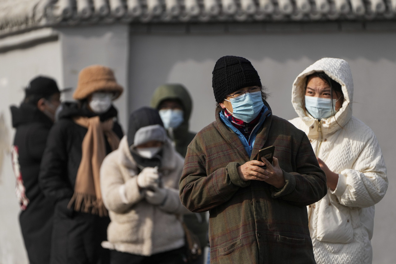 중국 베이징에서 주민들이 영하의 날씨 속에 코로나19 검사를 받기 위해 순서를 기다리고 있다. 베이징=AP