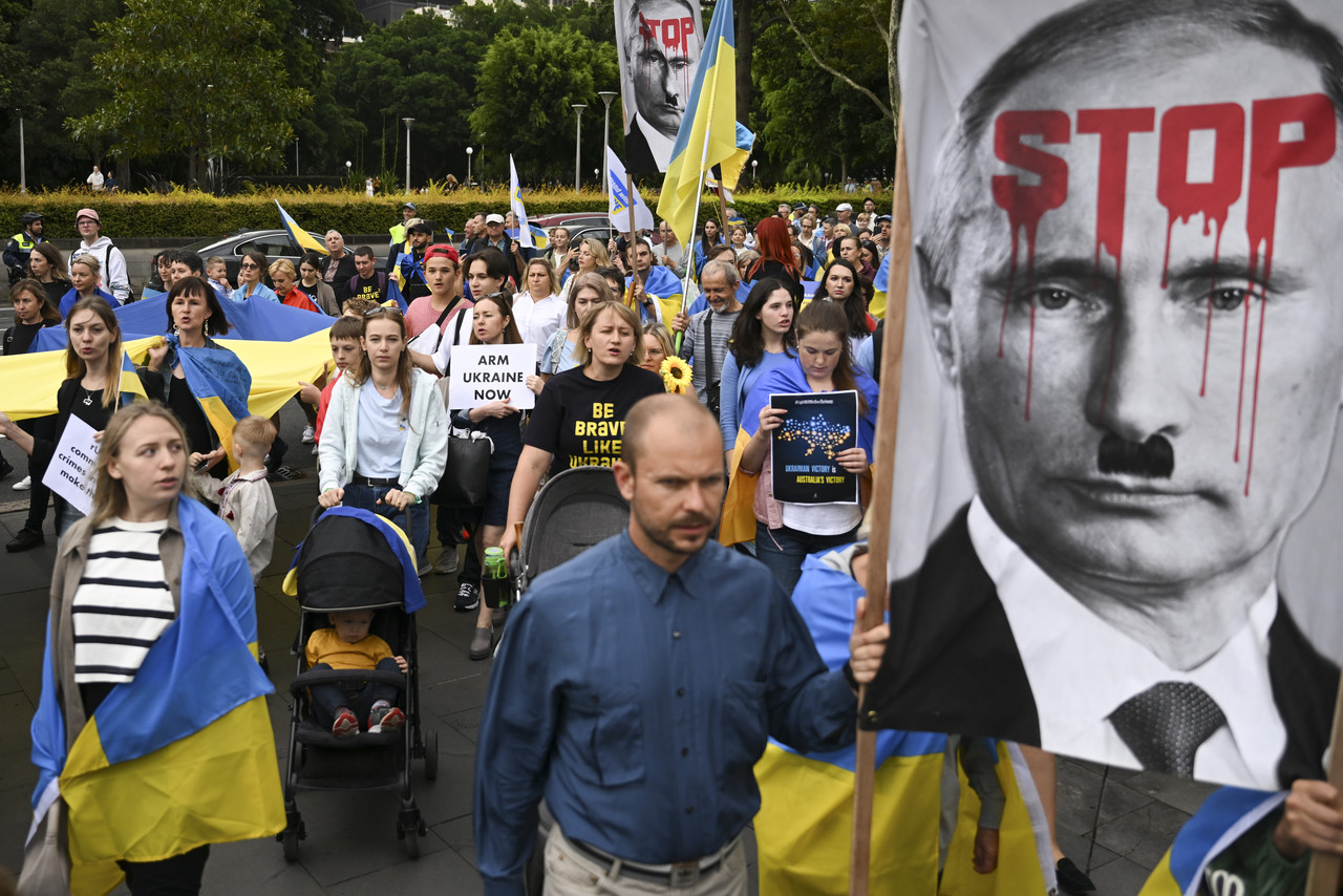 24일(현지시간) 호주 시드니 거주 우크라이나 커뮤니티 회원들이 러시아의 우크라이나 침공 1주년을 맞아 열린 집회에 참석해 러시아를 규탄하고 있다. 시드니=AP