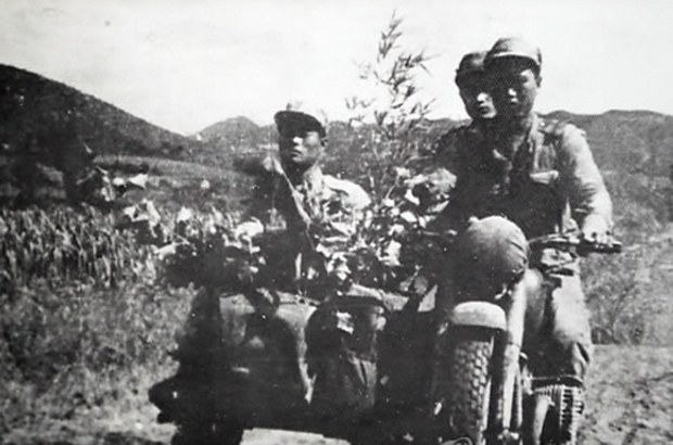 6·25 전쟁 당시 북한 종군기자들이 촬영한 사진. 오토바이를 타고 이동중인 북한군