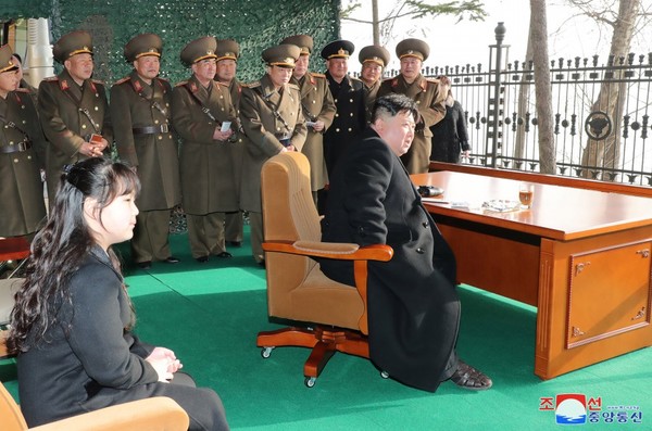 북한군 간부들 끝에 보이는 리설주와 뒤편의 철재 펜스. 사진=트위터