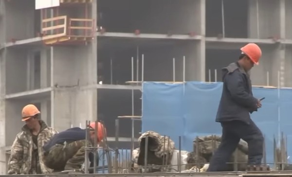 러시아 건설현장에서 일하고 있는 북한 노동자들. 사진=시사주간 DB