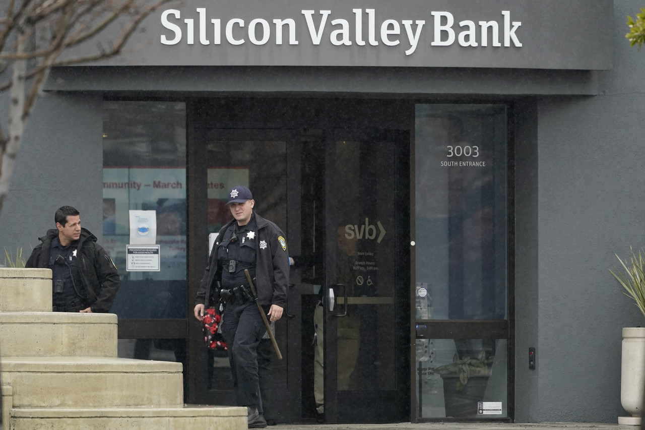 지난 10일(현지시간) 미국 캘리포니아주 산타클라라에 있는 실리콘밸리은행(SVB)에서 경찰관들이 나오고 있다. 이날 SVB는 사실상 파산했다. 산타클라라=AP