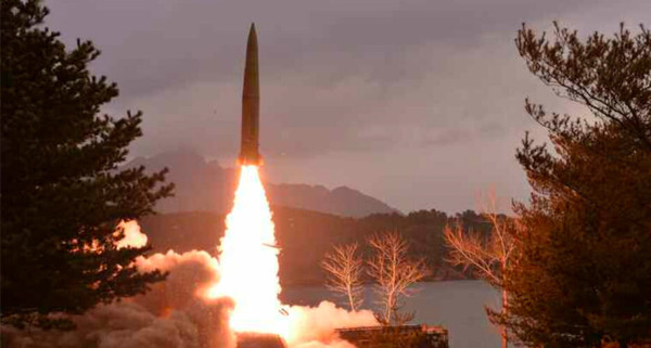 북한은 14일 황해남도 장연군 일대서 지대지 탄도미사일 시범사격 훈련을 진행했다고 밝혔다. 사진=트위터