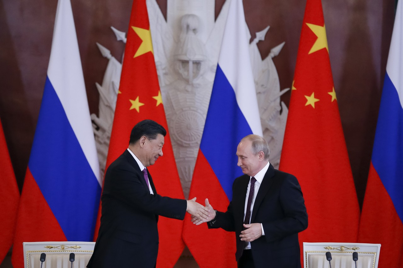 러시아를 국빈 방문 중인 시진핑 중국 국가주석(왼쪽)이 2019년 6월 5일(현지시간) 모스크바 크렘린궁에서 블라디미르 푸틴 러시아 대통령과 정상회담 후 악수하고 있다. 모스크바=AP