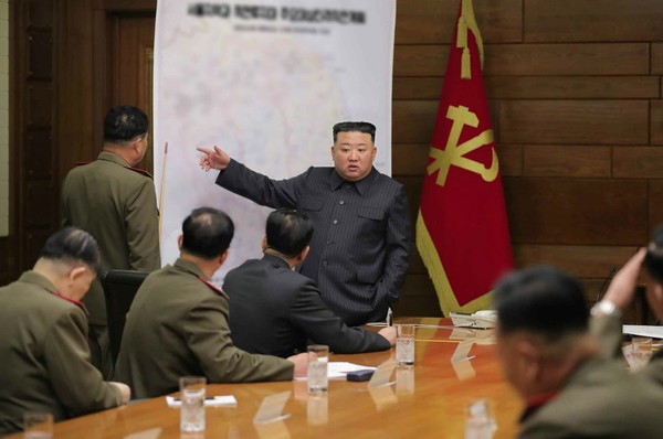 김정은 북한 국무위원장이 남한 지도를 펴 놓고 군 간부들에게 뭔가를 지시하고 있다. 사진=트위터
