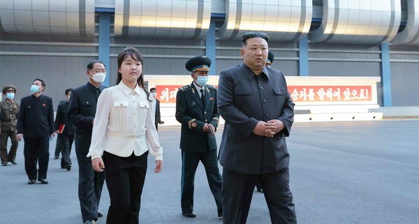김정은 북한 국무위원장이 딸 주애와 18일 국가우주개발국을 현지지도하고 있다. 사진=트위터