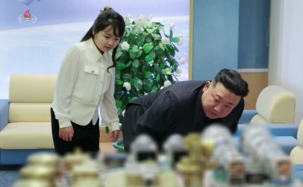 김정은 딸 김주애가 지난 18일 우주개발국을 방문했을 당시 흰 블라우스를 입고 있다. 사진=조선중앙TV