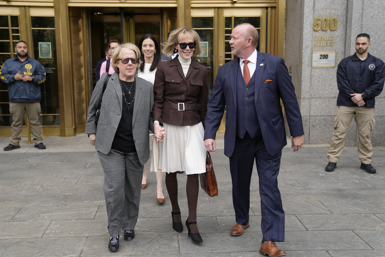 9일(현지시간) 작가 E. 진 캐롤(가운데)이 뉴욕 맨해튼 연방 법원에서 재판을 마치고 걸어나오는 모습. 맨해튼=AP