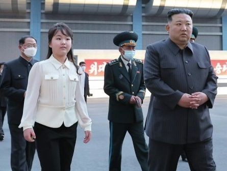 김정은 북한 국무위원장이 딸 주애와 함께 지난달 18일 국가우주개발국을 시찰하고 있다. 사진=시사주간 DB
