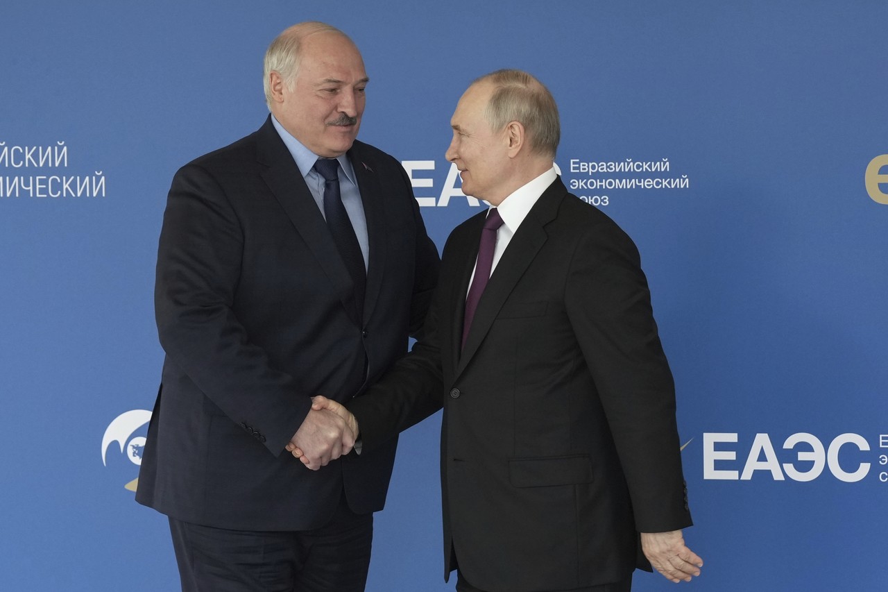블라디미르 푸틴(오른쪽) 러시아 대통령이 지난 24일(현지시각) 모스크바에서 열린 유라시아경제연합(EAEU) 포럼 전체회의에 앞서 알렉산드르 루카셴코 벨라루스 대통령과 만나 악수하며 인사하고 있다. 모스크바=AP