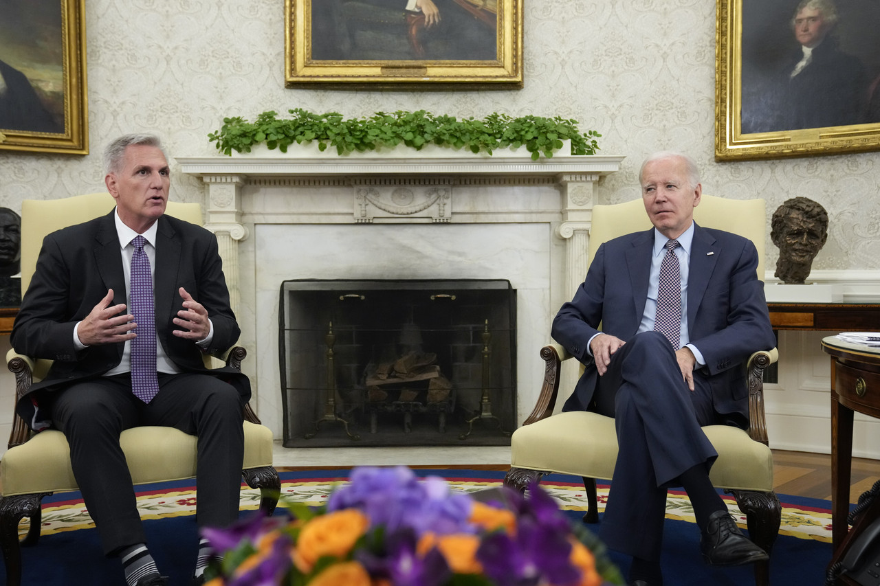 조 바이든(오른쪽) 미국 대통령과 케빈 매카시 하원의장이 22일(현지시각) 백악관 집무실에서 연방정부 부채한도를 논의하고 있다. 워싱턴=AP