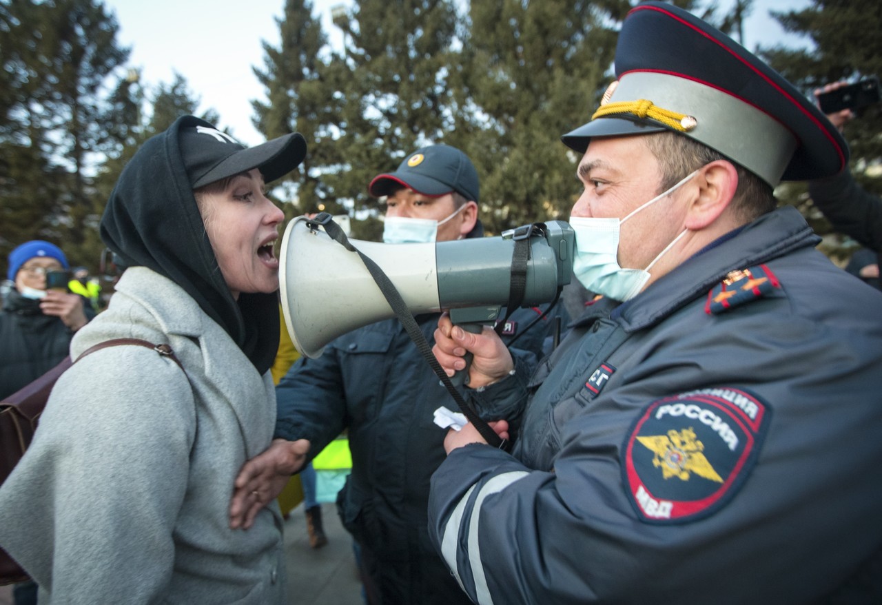 지난 2021년 4월 21일(현지시간) 러시아 전역에서 야권 지도자 알렉세이 나발니의 석방을 촉구하는 시위가 열려 울란우데에서 한 시위 참가 여성이 경찰관과 말싸움을 하고 있다. 울란우데=AP