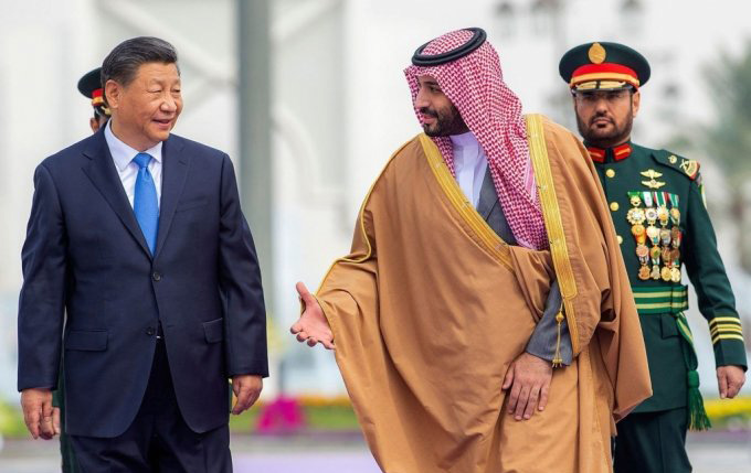 시진핑 중국 국가주석(왼쪽)이 2022년 12월 8일(현지시간) 사우디아라비아 리야드에서 열린 환영식에 무함마드 빈 살만 사우디아라비아 왕세자와 참석을 하고 있다. 사진=AP