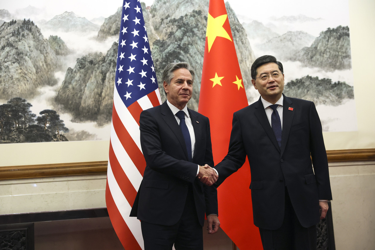 18일 중국 베이징 댜오위타이 국빈관에서 토니 블링컨 미국 국무장관(왼쪽)과 친강 중국 외교부장(오른쪽)이 악수하고 있다. 베이징=AP