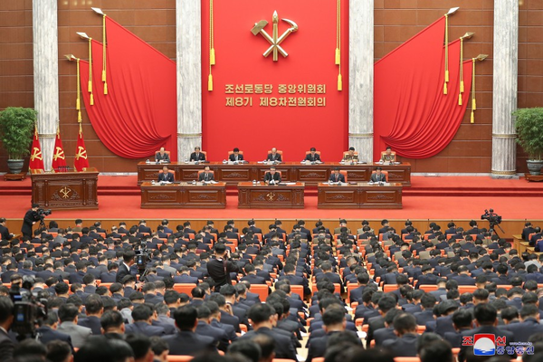 김정은 북한 국무위원장이 참석한 가운데 당 중앙위 제8기 제8차 전원회의가 열리고 있다. 사진=시사주간 DB