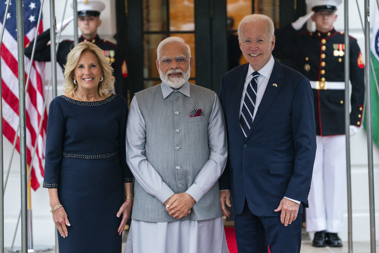 조 바이든 미국 대통령과 질 여사가 21일(현지시각) 백악관에서 비공식 만찬을 열고 나렌드라 모디(가운데) 인도 총리를 맞이하고 있다. 공식 만찬은 22일로 예정돼 있다. 워싱턴=AP