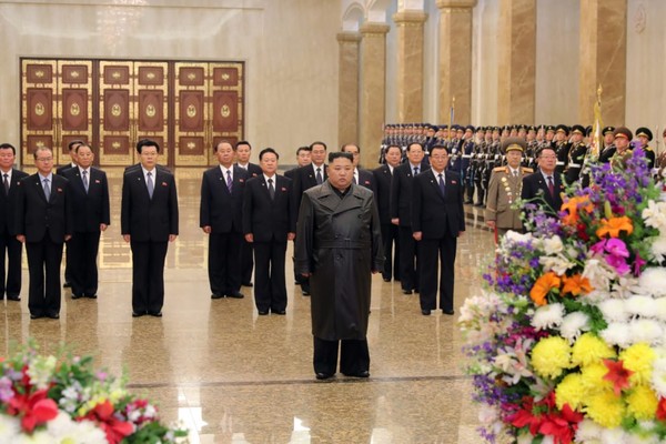 김정은 북한 국무위원장이 김일성 주석 29주기를 맞아 금수산 태양궁전을 참배했다.