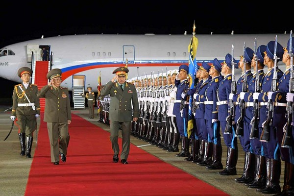 북한군 의장대를 사열하고 있는 세르게이 쇼이구 러시아 국방상. 사진=트위터