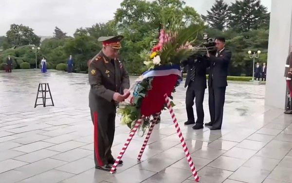 세르게이 쇼이구 러시아 국방장관이 해방탑을 찾아 헌화하고 있다. 사진=트위터