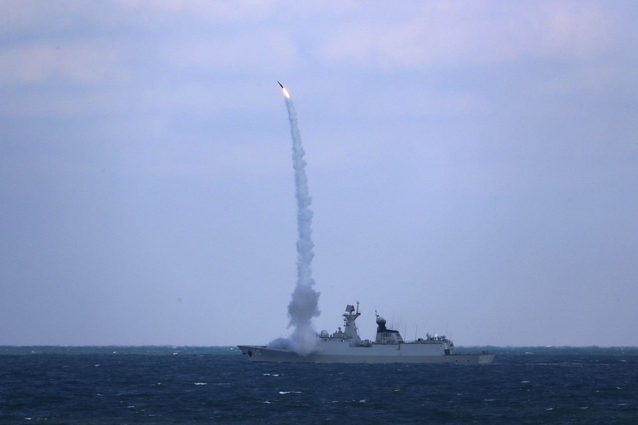 신화통신이 공개한 사진에 중국과 러시아 해군이 동중국해에서 해상 합동훈련을 실시해 지난해 12월 27일(현지시간) 중국 미사일 호위함 '빈저우'가 미사일을 쏘고 있다. 베이징=AP
