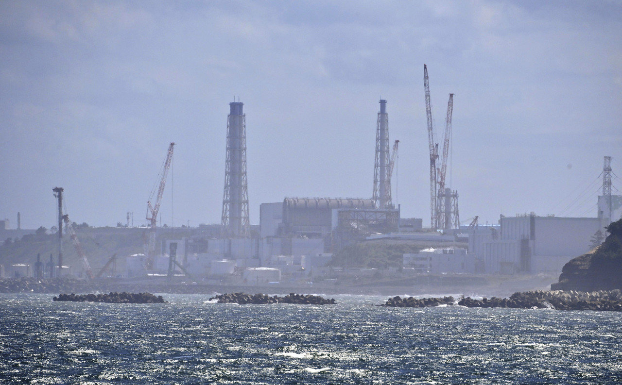 24일 후쿠시마현 나미에마치에서 보이는 후쿠시마 제1 원자력발전소의 모습. 후쿠시마=AP