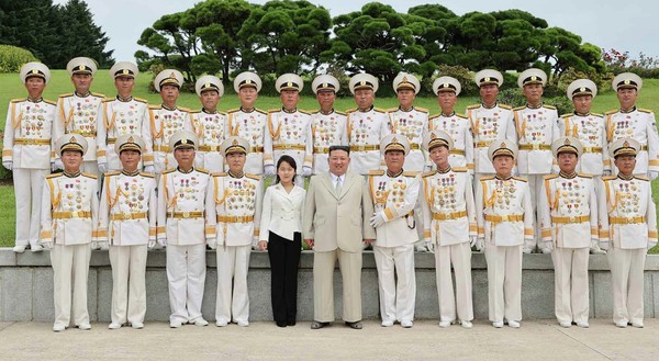 김정은 북한 국무위원장이 28일 해군절을 맞아 딸 김주애와 해군부대를 찾아 격려했다. 사진=X(트위터)