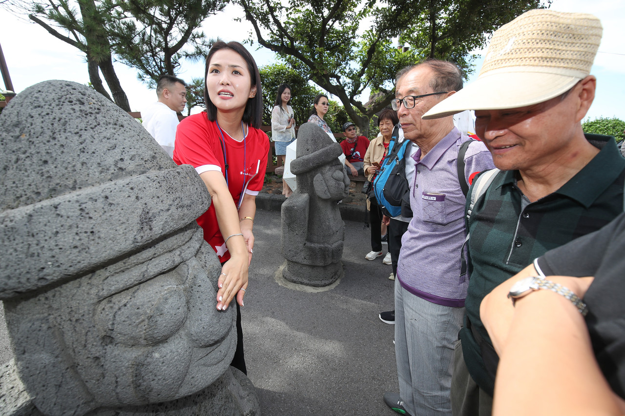 중국인 단체관광객(유커·遊客)들이 지난달 31일 오후 제주 시내권 대표적인 관광지인 용두암을 찾아 여행가이드의 설명을 들으며 즐거워하고 있다. 사진=뉴시스