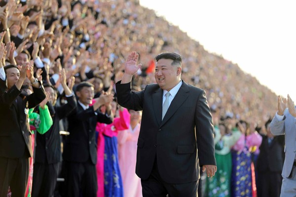 김정은 북한 국무위원장이 9.9절 행사 참가자들과 금수산태양궁전에서 기념사진을 찍었다. 사진=X(트위터)