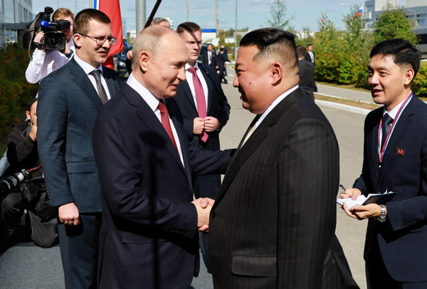 김정은 북한 국무위원장이 13일 러시아 아무르주 보스토치니 우주기지에서 푸틴 대통령을 만나고 있다. 사진=X(트위터)