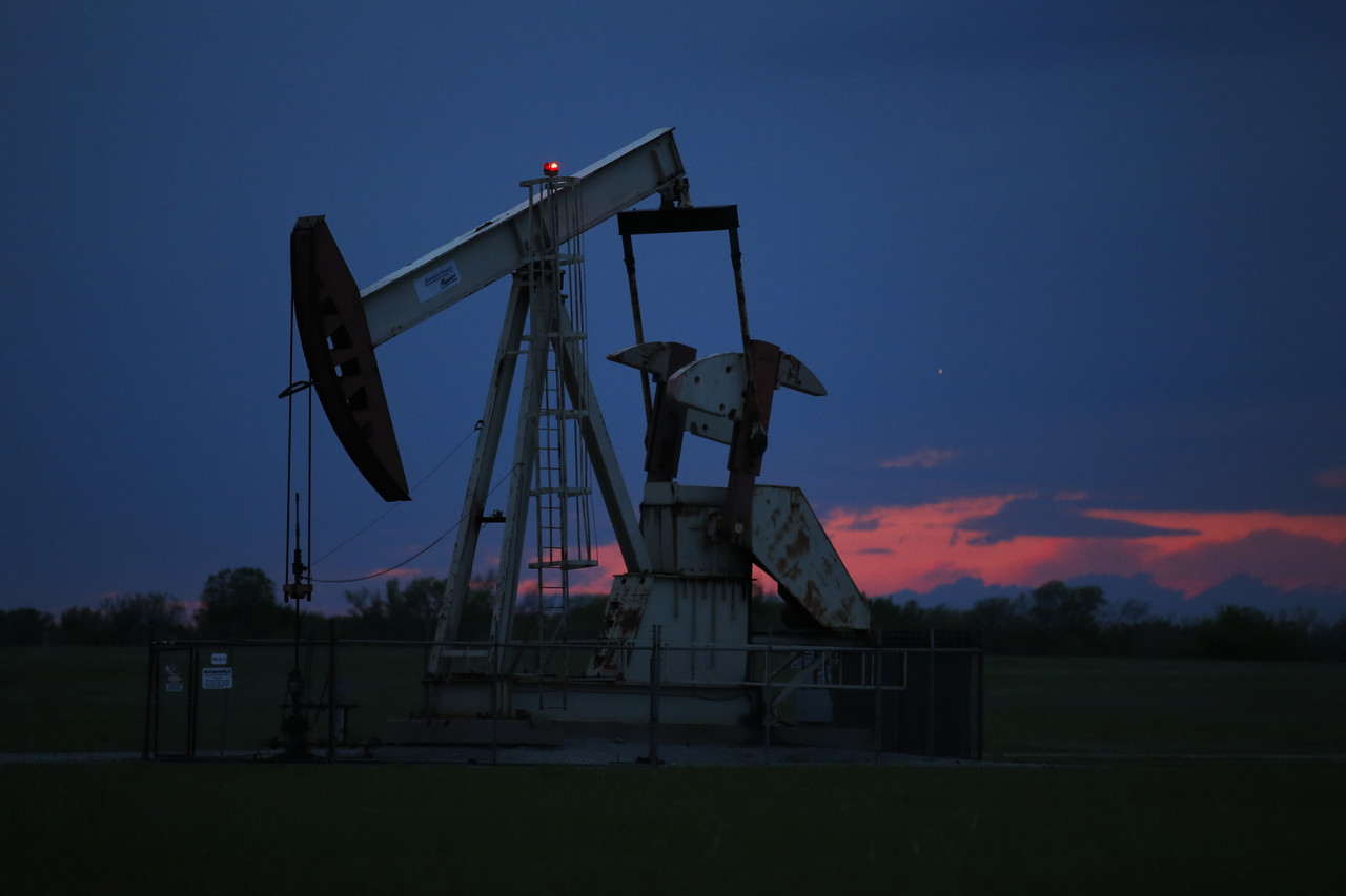 사진은 미 오클라호마주 오클라호마시티에 해가 지는 가운데 석유를 뽑아 올리는 '펌프잭'의 모습. 오클라호마시티=AP