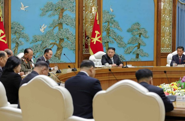 김정은 북한 국무위원장이 20일 당 중앙위원회 제8기 제16차 정치국회의를 주재하고 있다. 사진=X(트위터)