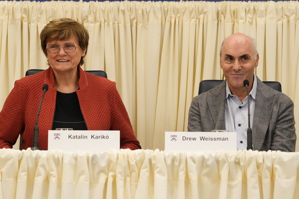 올해 노벨 생리의학상 수상자로 선정된 커털린 커리코 헝가리 세게드 대학 교수(왼쪽)와 드루 와이스먼 미 펜실베이니아 의대 교수. (사진=AP/뉴시스)