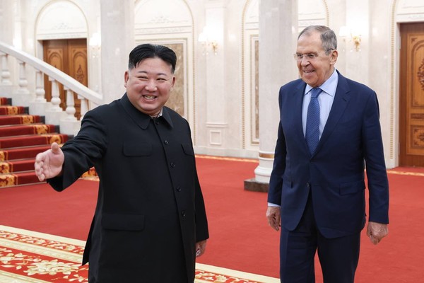 라브로프 러시아 외무장관을 접견하는 김정은 위원장. 사진=X(트위터)