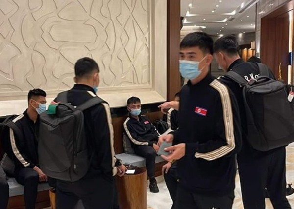 북한 남자축구 대표팀이 17일 시리아전을 앞두고 사우디의 한 호텔에 도착했다. 사진=X(트위터)