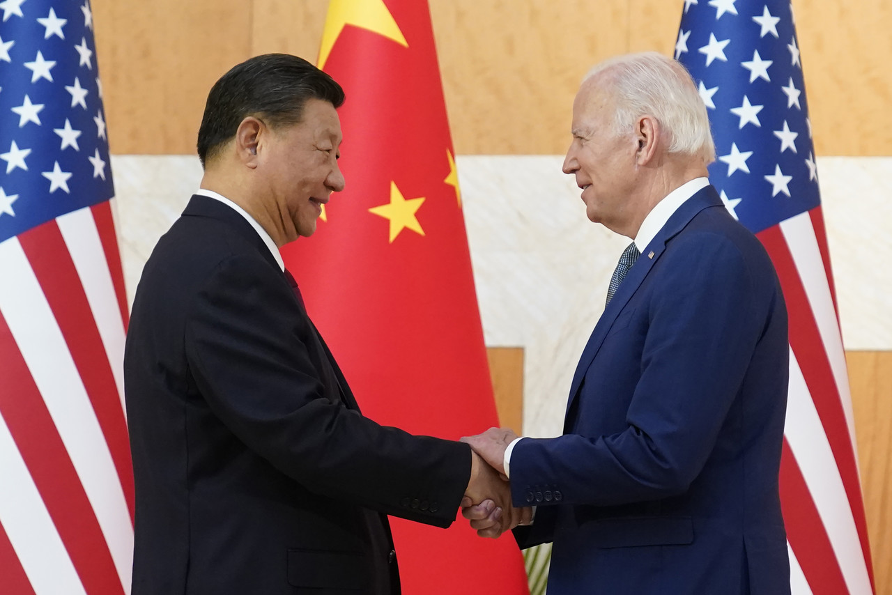 조 바이든(오른쪽) 미국 대통령이 2022년 11월 14일(현지시간) 인도네시아 발리에서 열린 주요 20개국(G20) 정상회의에서 시진핑 중국 국가주석과 만나 회담에 앞서 악수하고 있다. 사진=AP