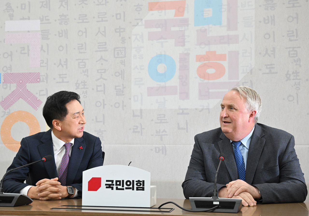 김기현(왼쪽) 국민의힘 대표와 인요한 혁신위원장이 6일 오후 서울 여의도 국회에서 회동을 하고 있다. 공동취재사진