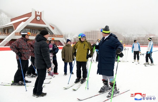 올레그 코제먀코 주지사를 단장으로 하는 러시아연방 연해주 대표단이 마식령스키장에서 스키를 타고 있다. 사진=주북 러시아 대사관