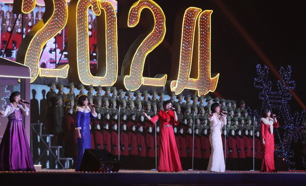 신년 경축 대공연에서 노래를 부르는 북한 가수들. 사진=웨이보