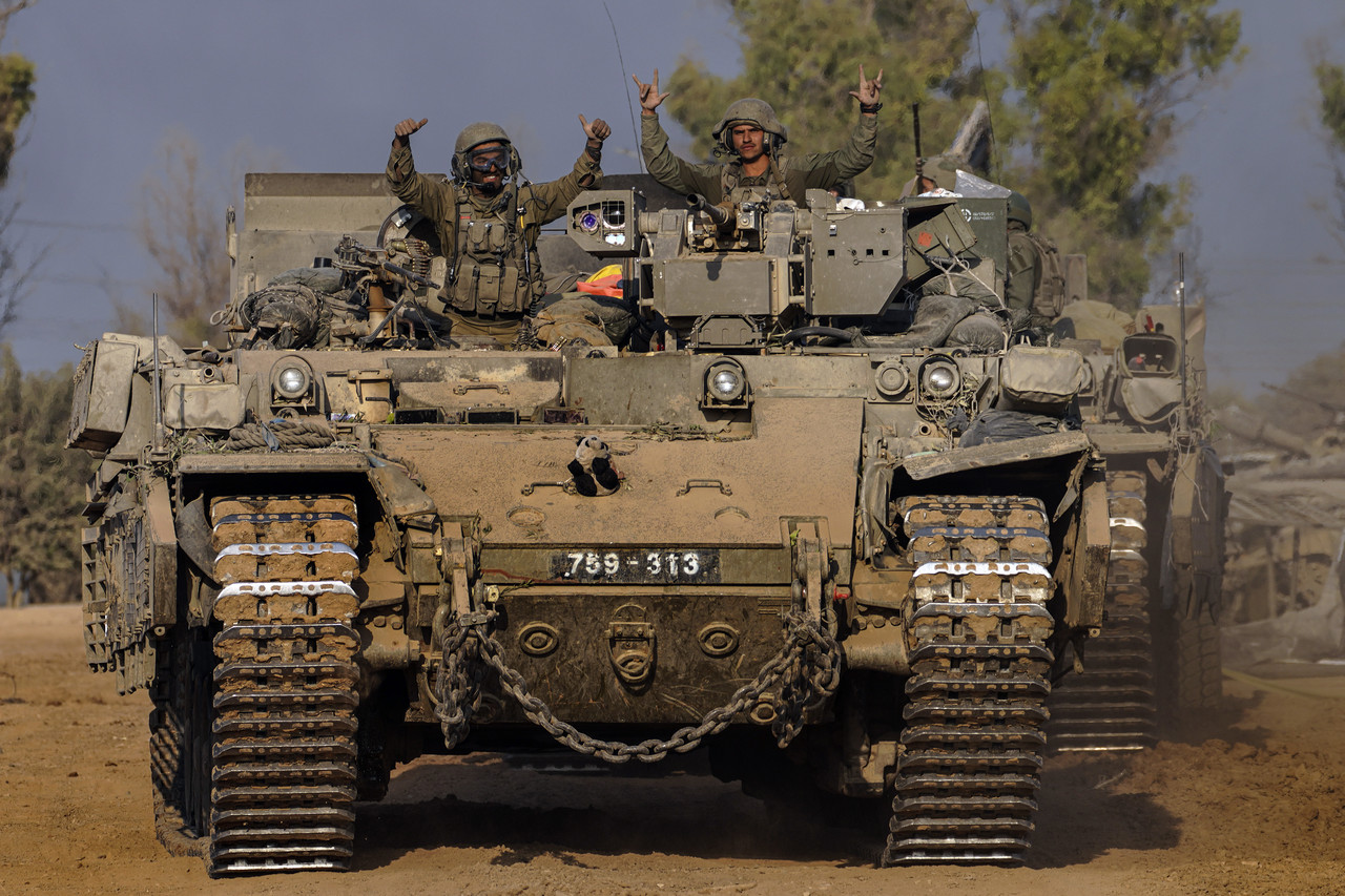 2023년 12월 30일(현지시각) 가자지구 전투를 마친 이스라엘 군인들이 장갑차를 타고 이스라엘 남부 가자지구 인근 주둔지로 복귀하고 있다. 가자지구=AP