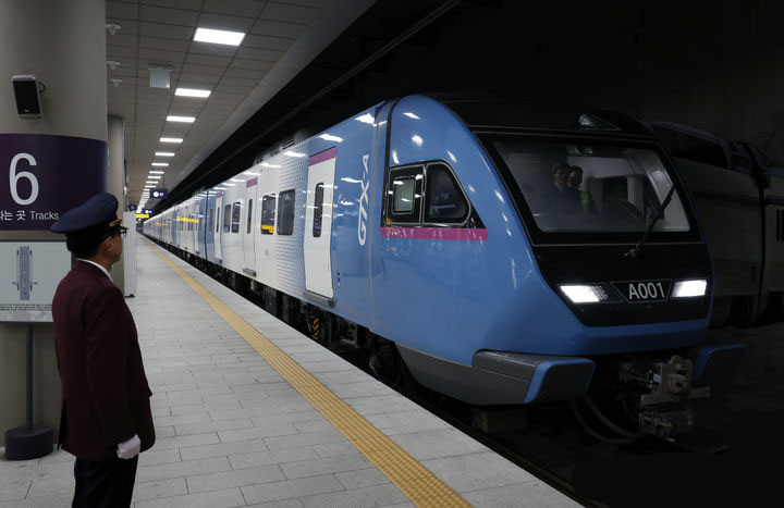 박상우 국토교통부 장관이 탑승한 GTX-A 시범 열차가 지난 5일 수서역 승강장으로 들어서고 있다. 사진=뉴시스