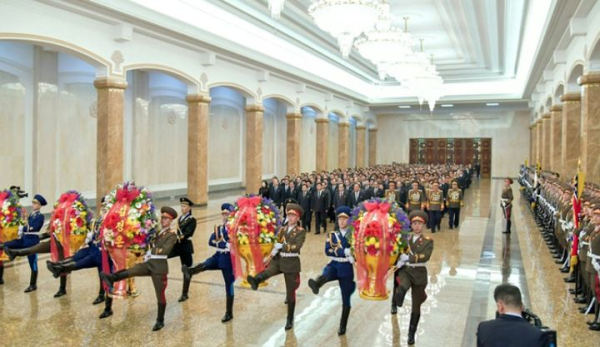 16일 김정일의 82주년 생일(광명성절)을 맞아 김정은 북한 국무위원장이 금수산태양궁전을 참배하지 않았다. 사진=웨이보
