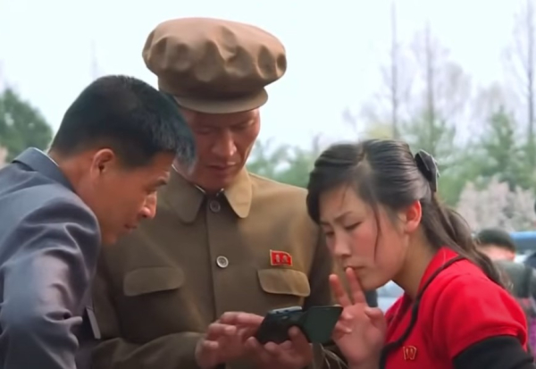 핸드폰을 보고 있는 북한 주민들. 사진=시사주간 DB