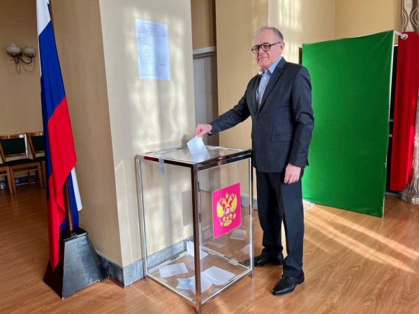 마체고라 주북한 러시아 대사가 '푸틴 5선'에 도전하는 대통령 선거에 한 표를 행사하고 있다. 사진=주북한러대사관