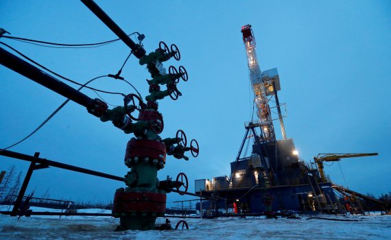 러시아 이르쿠츠크에서 이르쿠츠크 원유 회사가 원유를 시추하는 모습. 사진=REUTER 참조