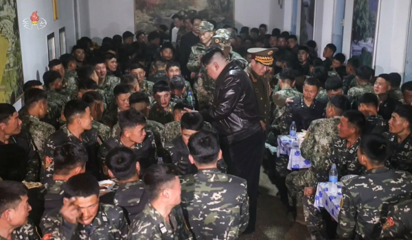 군인들 어깨가 닿을 정도로 비좁은 식당. 사진=조선중앙TV