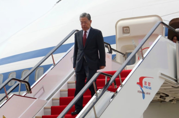 자오러지 중국 전인대 상무위원장이 11일 순안국제공항에 도착해 트랩을 내려오고 있다. 사진=웨이보