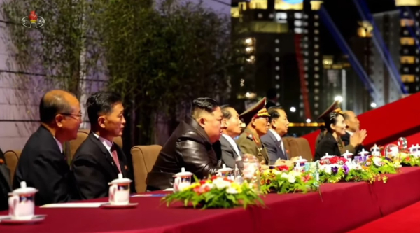 김정은 북한 국무위원장이 평양 화성지구 2단계 준공 야간 공연에서 애국가를 따라 부르고 있다. 사진=조선중앙TV